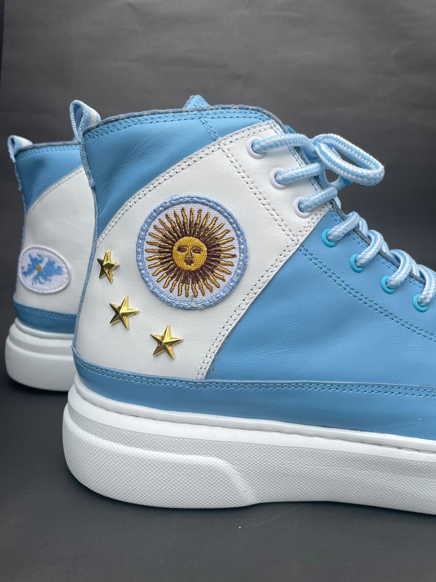 Detalle del Sol de Mayo bordado y las tres estrellas doradas